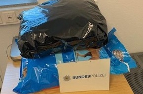 Bundespolizeidirektion Sankt Augustin: BPOL NRW: Fahndungserfolg des grenzüberschreitenden Polizeiteams; 32-Jährige Deutsche mit 6,6 Kilogramm Marihuana im Wert von 66.000 Euro auf der A 40 festgenommen
