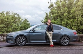 Skoda Auto Deutschland GmbH: Probe bestanden: Schauspieler Samuel Finzi begeistert vom neuen SKODA Superb (FOTO)