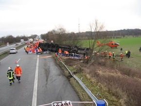 POL-WL: Dibbersen - Schwerer Gefahrgutunfall auf der A 1/ Vollsperrung -