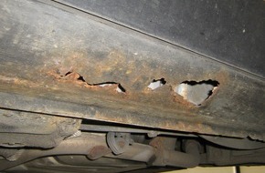 Polizei Mettmann: POL-ME: Polizei zieht völlig desolaten Mondeo aus dem Verkehr - Ratingen - 2106073