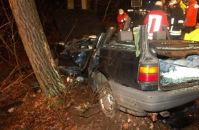 Polizeiinspektion Nienburg / Schaumburg: POL-NI: Ueberfrierende Naesse Ursache fuer schweren Verkehrsunfall -Bild im Download -