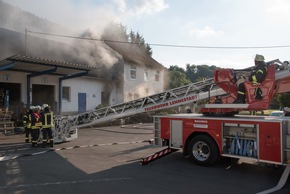 FW-OE: Feuer in einem Industriebetrieb: massiver Rauch und Hitze erschweren die Löscharbeiten, keine Personen verletzt