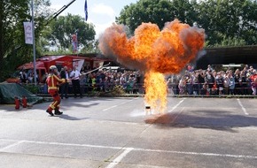 Feuerwehr Neum&uuml;nster: FW Neum&uuml;nster: 112 Jahre Berufsfeuerwehr Neum&uuml;nster: Jubil&auml;ums-Wochenende mit Blaulichtmeile zieht &uuml;ber 10.000 G&auml;ste an