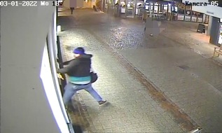 POL-OL: +++ Räuberischer Diebstahl in Oldenburger Juweliergeschäft - Öffentlichkeitsfahndung der Polizei +++