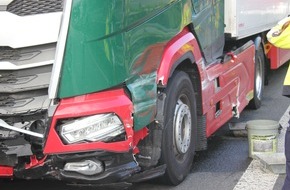 Polizei Bielefeld: POL-BI: Unfall im Autobahnkreuz Bad Oeynhausen - Sperrung dauert an