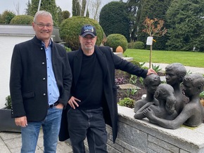 Nie dagewesene Einblicke in Arbeit und Privatleben des deutschen Hollywood-Regisseurs Roland Emmerich ab 5. November 2025 in der ARD Mediathek