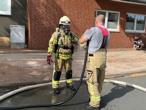 FW Lehrte: Schneller Einsatz der Feuerwehr verhindert Brandausbreitung im Mehrfamilienhaus