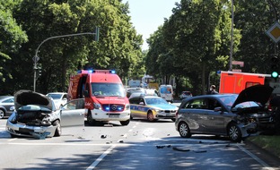 Kreispolizeibehörde Viersen: POL-VIE: Viersen: Zwei Personen bei Verkehrsunfall auf Kreuzung verletzt