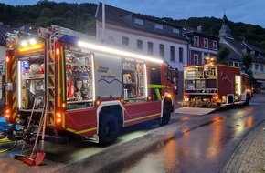 Feuerwehr Heimbach: FW Heimbach: Feuerwehr errichtet Sandsackdamm nach Wasserrohrbruch im Heimbacher Stadtzentrum