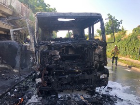 FW Ratingen: LKW Brand auf dem Maubeuger Ring, Vollsperrung für mehrere Stunden