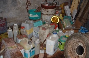 Polizeidirektion Göttingen: POL-GOE: (220/2005) E605 und Herbizide in Garage gefunden Â Nachtrag mit Fotos