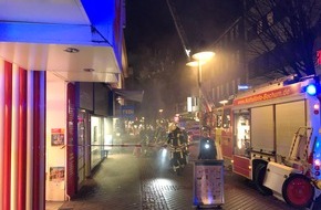 Feuerwehr Bochum: FW-BO: Brand in Wattenscheid: Ladengeschäft in Fußgängerzone evakuiert