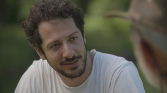 Danone DACH: Der Film: Tatort-Schauspieler Fahri Yardim auf der Suche nach der Eule (FOTO)