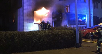 Feuerwehr Mülheim an der Ruhr: FW-MH: Vollbrand eines Zimmers / Person konnte vor Eintreffen der Feuerwehr gerettet werden.