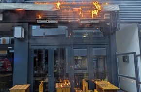 Feuerwehr Bochum: FW-BO: Brennende Markise in der Bochumer Fußgängerzone