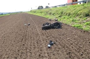 Polizeiinspektion Hameln-Pyrmont/Holzminden: POL-HM: Motorradfahrer lebensgefährlich verletzt - Rettungshubschrauber im Einsatz