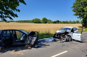 Feuerwehr Düren: FW Düren: Schwerer Verkehrsunfall mit zwei schwer verletzten Patienten auf der L13