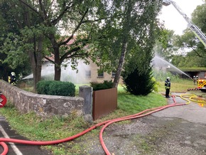 FW Lage: Bauernhofbrand in Lage - Ehrentrup - Feuerwehr trainiert den Ernstfall