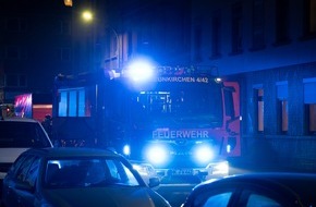 Kreisfeuerwehrverband Neunkirchen: FW LK Neunkirchen: Feuerwehr bek&auml;mpft Kellerbrand in Neunkircher Innenstadt