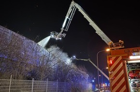 Freiwillige Feuerwehr Alpen: FW Alpen: &Uuml;ber&ouml;rtliche Hilfeleistung nach Gro&szlig;brand