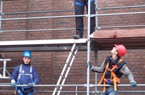 BG BAU Berufsgenossenschaft der Bauwirtschaft: Weniger Arbeitsunfälle am Bau - Abstürze häufige Unfallart