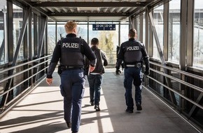 Bundespolizeidirektion München: Bundespolizeidirektion München: E-Scooter gepfändet und Migrant ausgeflogen/ Bundespolizei ertappt Zugreisende