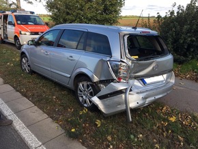 FW Ratingen: Unfall mit drei Verletzten - Straße kurzzeitig voll gesperrt - bebildert