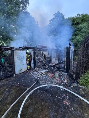 FW Datteln: Kleingebäudebrand - Gartenlaube in Vollbrand