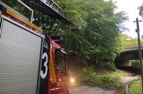 Feuerwehr Sprockhövel: FW-EN: Ölspuren und Gefahrenbaum am Wochenende