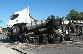 Polizeidirektion Neustadt/Weinstraße: POL-PDNW: LKW Unfall A 650 - Vollsperrung in beide Fahrtrichtungen