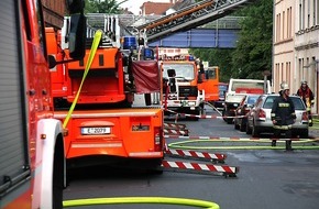 Feuerwehr Essen: FW-E: Dachstuhlbrand in Essen-Katernberg, Vater bringt Frau und fünf Kinder in Sicherheit
