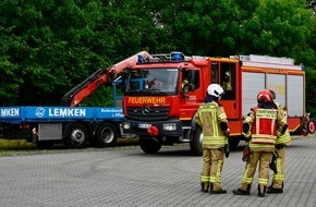 Freiwillige Feuerwehr Alpen: FW Alpen: Freiwillige Feuerwehr Alpen trainiert Technische Hilfeleistung beim Landtechnikhersteller LEMKEN