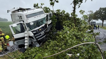 Kreisfeuerwehr Oldenburg: FW-OLL: LKW prallt gegen Baum - Kabine f&auml;ngt Feuer - Feuerwehr kann Flammen schnell eind&auml;mmen (Update: Rechtschreibfehler im Titel)