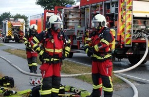 Kreisfeuerwehrverband Dithmarschen: FW-HEI: Feuer in Brunsbüttel - Löschwasserversorgung stellt Feuerwehr vor Problem (AKTUALISIERUNG)