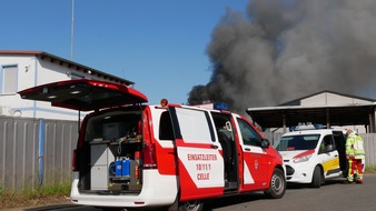 Freiwillige Feuerwehr Celle: FW Celle: Feuer auf Entsorgungsbetrieb in Altencelle - 2. Lagemeldung 20:00 Uhr!
