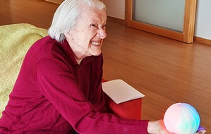 Schwesternschaft München vom BRK e.V.: PM / / Demenz-Ball ichò: Eine Kugel, die leuchtet, spricht und singt