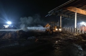 Feuerwehr Wetter (Ruhr): FW-EN: Wetter - Remise in den Ruhrwiesen in Flammen