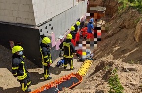 Feuerwehr Frankfurt am Main: FW-F: Arbeitsunfall in Sossenheim; Bauarbeiter schwer verletzt