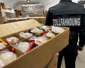 ZOLL-M: Explosiver Fund - Zoll stellt hochgef&auml;hrliche Kugelbomben sicher.