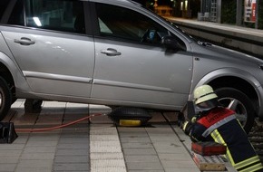 Bundespolizeidirektion München: Bundespolizeidirektion München: Glück im Unglück / Senior fährt mit Auto über Bahnsteigkante