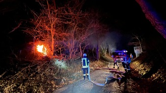 Freiwillige Feuerwehr Stockach: FW Stockach: Brennender Grünschnitt und LKW mit heiß gelaufener Bremse