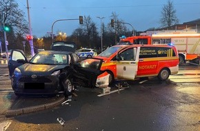 Feuerwehr Mülheim an der Ruhr: FW-MH: Verkehrsunfall mit einem Notarzteinsatzfahrzeug der Feuerwehr