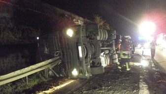 Feuerwehr Dortmund: FW-DO: LKW kippt auf die Seite