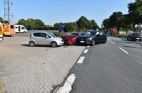 Polizeiinspektion Oldenburg-Stadt / Ammerland: POL-OL: +++Unfall mit drei beteiligten Fahrzeugen und zwei leichtverletzten Personen+++