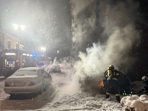 FW-AUR: Fahrzeugbrand in dichtem Schneetreiben bek&auml;mpft