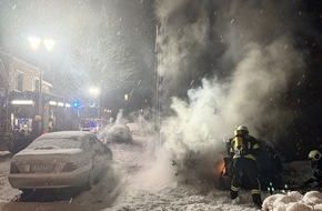 Freiwillige Feuerwehr Aurich: FW-AUR: Fahrzeugbrand in dichtem Schneetreiben bek&auml;mpft
