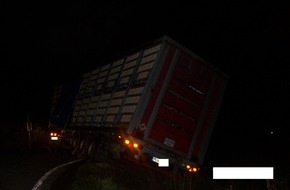 Polizeiinspektion Nienburg / Schaumburg: POL-STH: Geflügeltransporter rutscht in Straßengraben