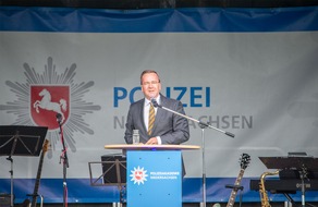 Polizeiakademie Niedersachsen: POL-AK NI: Vereidigungsfeier unter freiem Himmel / Minister Boris Pistorius nimmt Polizeinachwuchs den Diensteid ab