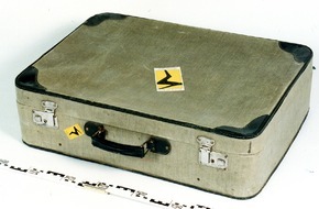 Polizeipräsidium Mittelfranken: POL-MFR: (763) Versuchtes Tötungsdelikt wird neu aufgerollt 
hier: Wer kann Hinweise zum abgebildeten Koffer geben?