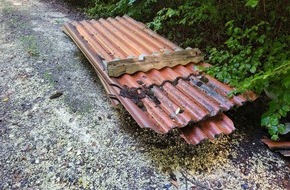 Polizeipräsidium Ulm: POL-UL: (UL) Lonsee - Eternitplatten illegal entsorgt / Bei Ermittlungen wegen einer Umweltstraftat hofft die Polizei Ulm auf Zeugenhinweise.